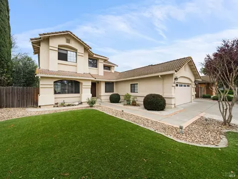 Exterior - 131 Fallen Leaf Dr, Vacaville, CA 95687 photo 4 of 7