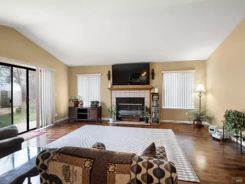 Living - 131 Fallen Leaf Dr, Vacaville, CA 95687 photo 4 of 5