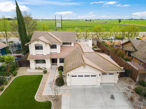 Exterior - 131 Fallen Leaf Dr, Vacaville, CA 95687 photo 2 of 7