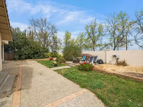 Exterior - 131 Fallen Leaf Dr, Vacaville, CA 95687 photo 6 of 7