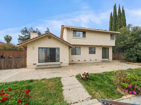 Exterior - 131 Fallen Leaf Dr, Vacaville, CA 95687 photo 5 of 7