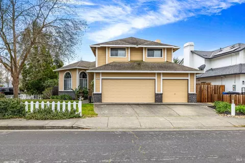 240 Belfiore Ln, Windsor, CA 95492