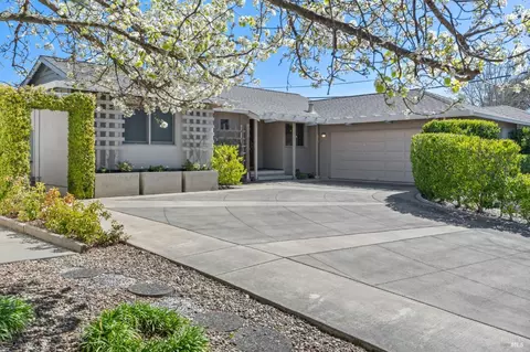 1072 Delbrook Dr, Napa, CA 94558