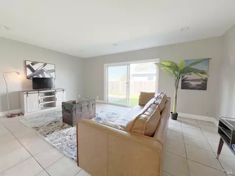 Living - 201 El Sendero St, Vallejo, CA 94589 photo 2 of 3