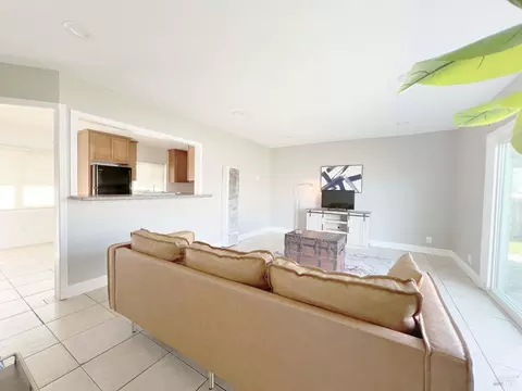 Living - 201 El Sendero St, Vallejo, CA 94589 photo 3 of 3