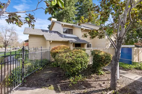 2901 Woodlake Dr, Santa Rosa, CA 95405