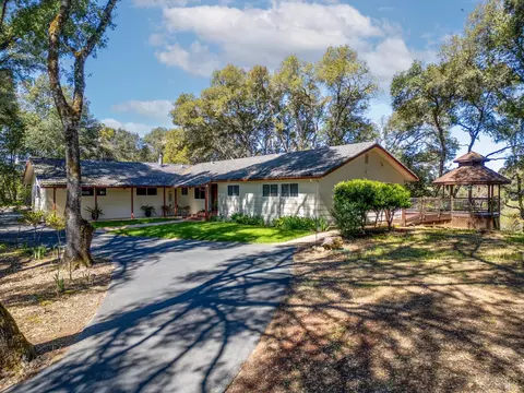 1600 Deerwood Dr, Ukiah, CA 95482