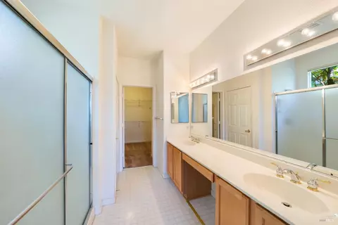 Bath - 215 Red Mountain Dr, Cloverdale, CA 95425 photo 1 of 2