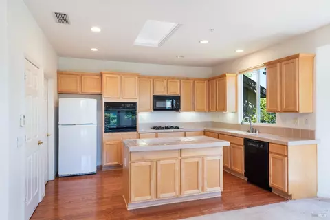 Kitchen - 215 Red Mountain Dr, Cloverdale, CA 95425 photo 3 of 5