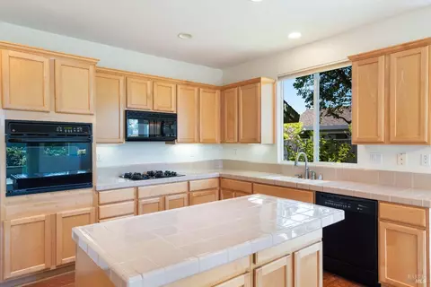 Kitchen - 215 Red Mountain Dr, Cloverdale, CA 95425 photo 4 of 5