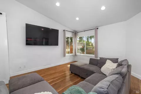 Living - 2910 Cascade Ln, Fairfield, CA 94533 photo 2 of 4