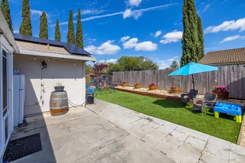 Exterior - 2910 Cascade Ln, Fairfield, CA 94533 photo 11 of 18