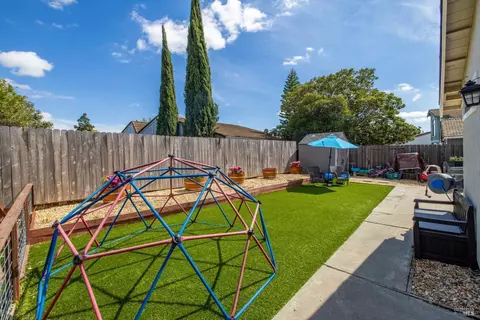Exterior - 2910 Cascade Ln, Fairfield, CA 94533 photo 9 of 18