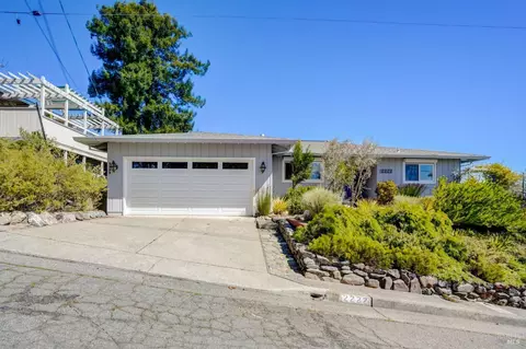 2222 Cummings Dr, Santa Rosa, CA 95404