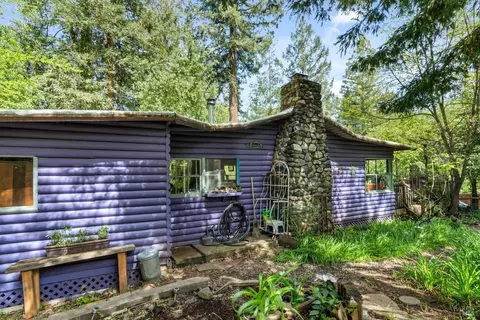 10562 Woodside Dr, Forestville, CA 95436
