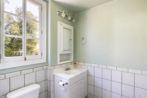 Bath - 141 Champlain Ave, Cloverdale, CA 95425 photo 2 of 2