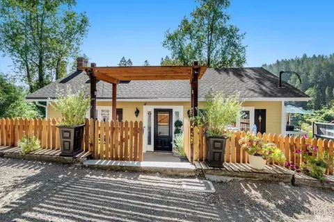 10850 Cosmo Ct, Forestville, CA 95436