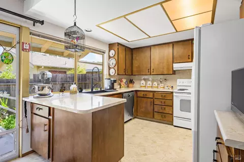 Kitchen - 316 Pine Cir, Healdsburg, CA 95448 photo 3 of 4
