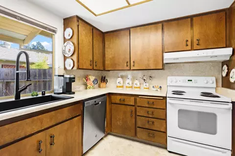Kitchen - 316 Pine Cir, Healdsburg, CA 95448 photo 2 of 4