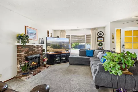 Living - 316 Pine Cir, Healdsburg, CA 95448 photo 3 of 4