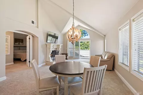 2121 Stonefield Ln, Santa Rosa, CA 95403