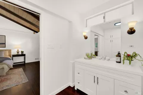 Bath - 941 W A St, Dixon, CA 95620 photo 4 of 8