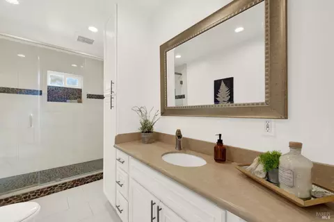 Bath - 941 W A St, Dixon, CA 95620 photo 6 of 8
