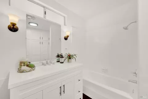 Bath - 941 W A St, Dixon, CA 95620 photo 3 of 8