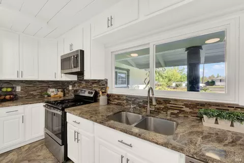Kitchen - 941 W A St, Dixon, CA 95620 photo 7 of 7