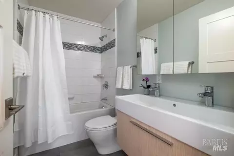 Bath - 104 Walnut Ave, Corte Madera, CA 94925 photo 3 of 4
