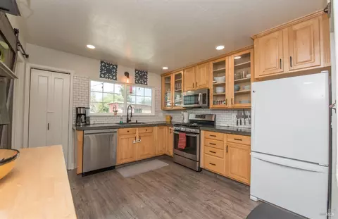 Kitchen - 10150 Starr Rd, Windsor, CA 95492 photo 1 of 3