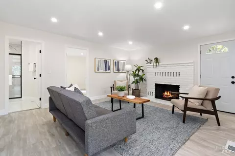 Living - 306 Coughlan St, Vallejo, CA 94590 photo 5 of 7