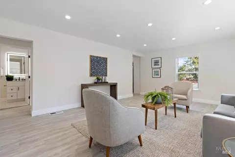 Living - 306 Coughlan St, Vallejo, CA 94590 photo 2 of 7