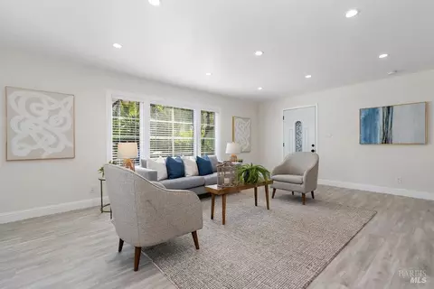 Living - 306 Coughlan St, Vallejo, CA 94590 photo 4 of 7