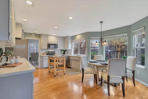 Kitchen - 542 Piccadilly Pl, Windsor, CA 95492 photo 5 of 5