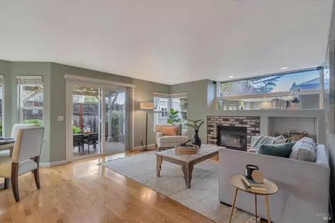 Living - 542 Piccadilly Pl, Windsor, CA 95492 photo 5 of 7