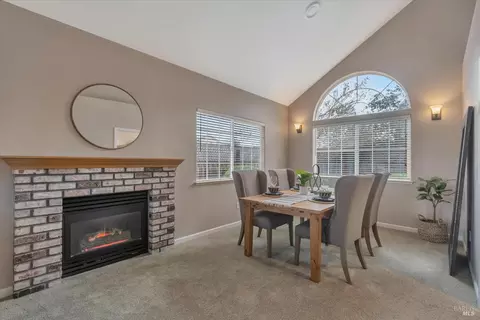 Dining - 542 Piccadilly Pl, Windsor, CA 95492 photo 3 of 5