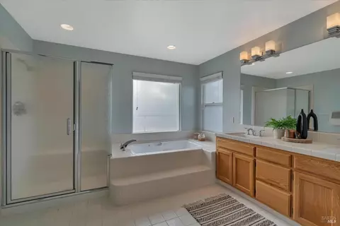 Bath - 542 Piccadilly Pl, Windsor, CA 95492 photo 1 of 4