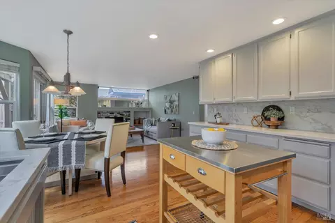 Kitchen - 542 Piccadilly Pl, Windsor, CA 95492 photo 3 of 5