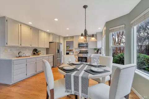 Dining - 542 Piccadilly Pl, Windsor, CA 95492 photo 1 of 5