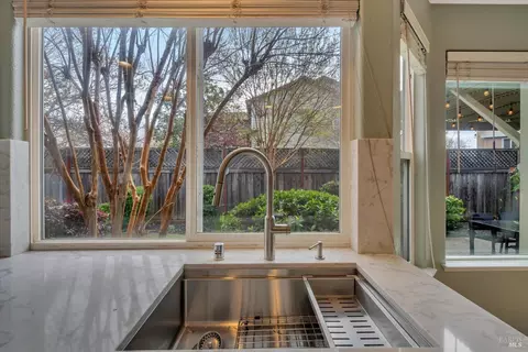 Kitchen - 542 Piccadilly Pl, Windsor, CA 95492 photo 4 of 5