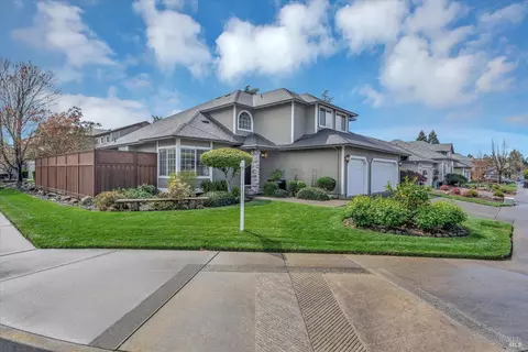 Exterior - 542 Piccadilly Pl, Windsor, CA 95492 photo 2 of 12