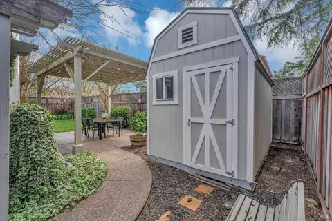 Exterior - 542 Piccadilly Pl, Windsor, CA 95492 photo 9 of 12