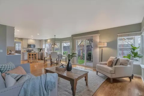 Living - 542 Piccadilly Pl, Windsor, CA 95492 photo 6 of 7