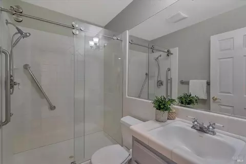 Bath - 542 Piccadilly Pl, Windsor, CA 95492 photo 4 of 4