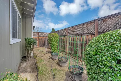 Exterior - 542 Piccadilly Pl, Windsor, CA 95492 photo 8 of 12