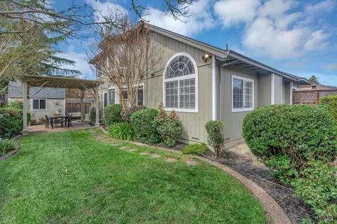 Exterior - 542 Piccadilly Pl, Windsor, CA 95492 photo 5 of 12
