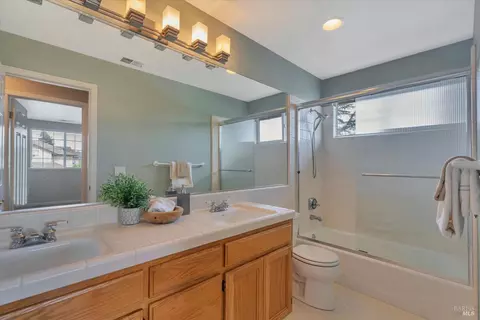 Bath - 542 Piccadilly Pl, Windsor, CA 95492 photo 3 of 4