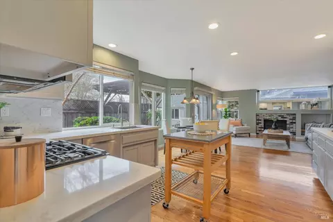 Kitchen - 542 Piccadilly Pl, Windsor, CA 95492 photo 2 of 5