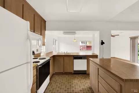 Kitchen - 1383 Sanderling Dr, Fairfield, CA 94533 photo 2 of 12